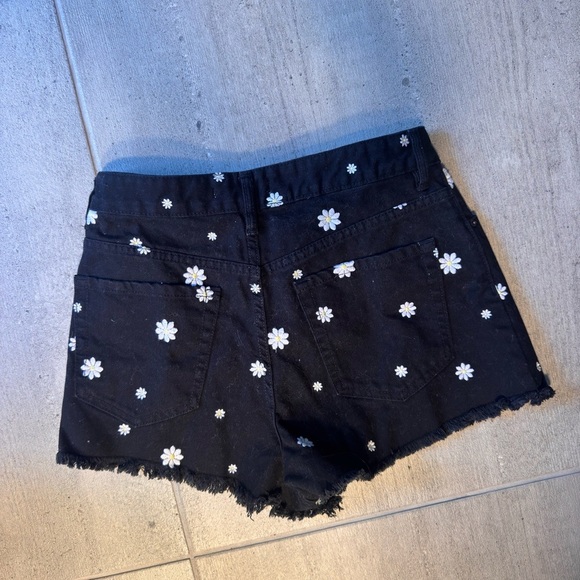 PacSun Black Daisy Jean Shorts - Picture 3 of 4